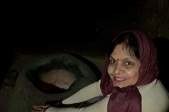 अंतर्राष्ट्रीय महिला दिवस पर एक यात्रा प्रसंग और 4 महिला पात्र एक झोपड़ी में आग सेंकती देवघर की डीसी नैंसी सहाय की मां