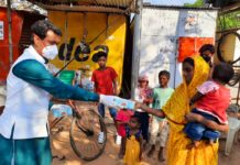 सांसद संजय सेठ रोज 1000 पैकेट खाना बंटवा रहे हैं सांसद संजय सेठ गरीबों में बंटवा रहे खाना