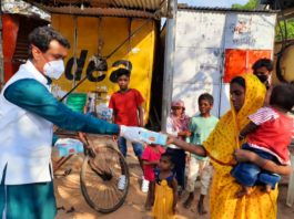 सांसद संजय सेठ रोज 1000 पैकेट खाना बंटवा रहे हैं सांसद संजय सेठ गरीबों में बंटवा रहे खाना