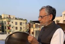 कोरोना संकट में छिपा है संस्कार और संयमित जीवन शैली का संदेश कोरोना संकट से निपटने में लगे लोगों के उत्सहवर्द्धन के लिए थाली बजाओ अभियान में शामिल बिहार के उपमुख्यमंत्री सुशील कुमार मोदी (फाइल फोटो)