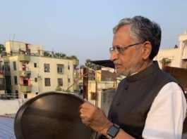 नरेंद्र मोदी के आह्वान पर घंटा बजा, पर किसके वास्ते? कोरोना संकट से निपटने में लगे लोगों के उत्सहवर्द्धन के लिए थाली बजाओ अभियान में शामिल बिहार के उपमुख्यमंत्री सुशील कुमार मोदी (फाइल फोटो)