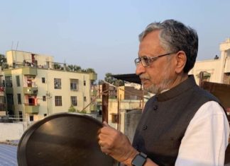 कोरोना संकट में छिपा है संस्कार और संयमित जीवन शैली का संदेश कोरोना संकट से निपटने में लगे लोगों के उत्सहवर्द्धन के लिए थाली बजाओ अभियान में शामिल बिहार के उपमुख्यमंत्री सुशील कुमार मोदी (फाइल फोटो)