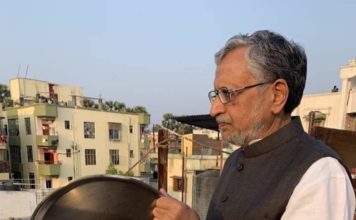 नरेंद्र मोदी के आह्वान पर घंटा बजा, पर किसके वास्ते? कोरोना संकट से निपटने में लगे लोगों के उत्सहवर्द्धन के लिए थाली बजाओ अभियान में शामिल बिहार के उपमुख्यमंत्री सुशील कुमार मोदी (फाइल फोटो)