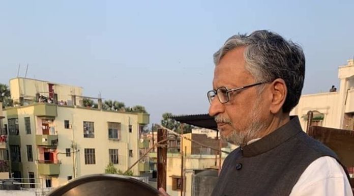 कोरोना संकट में छिपा है संस्कार और संयमित जीवन शैली का संदेश कोरोना संकट से निपटने में लगे लोगों के उत्सहवर्द्धन के लिए थाली बजाओ अभियान में शामिल बिहार के उपमुख्यमंत्री सुशील कुमार मोदी (फाइल फोटो)