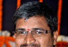 कोरोना से हुए लाक डाउन में राहत सामग्री बंटवा रहे हैं अजय यादव कोरोना की वजह से हुए लाक डाउन में आरएसएस से डुड़े अजय यादव कई राज्यों में घूम-घूम कर राहत सामग्री बंटवा रहे हैं। बिहारियों के लिए मसीहा बने हुए हैं।