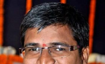 कोरोना के कारण फंसे लोगों की मदद कर रहे अजय यादव कोरोना की वजह से हुए लाक डाउन में आरएसएस से डुड़े अजय यादव कई राज्यों में घूम-घूम कर राहत सामग्री बंटवा रहे हैं। बिहारियों के लिए मसीहा बने हुए हैं।