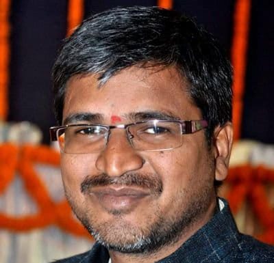 कोरोना से हुए लाक डाउन में राहत सामग्री बंटवा रहे हैं अजय यादव कोरोना की वजह से हुए लाक डाउन में आरएसएस से डुड़े अजय यादव कई राज्यों में घूम-घूम कर राहत सामग्री बंटवा रहे हैं। बिहारियों के लिए मसीहा बने हुए हैं।