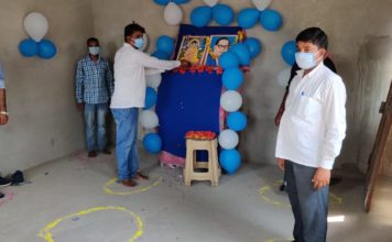 शिक्षा मंत्री हड़ताली शिक्षकों का कर रहे अपमान, हम नहीं झुकेंगे शिक्षा मंत्री हड़ताली शिक्षकों से बिना किसी निर्णय के काम पर लौटने की अपील कर उनका अपमान कर रहे हैं। लेकिन वे नहीं झुकेंगे। यह कहना है हड़ताली शिक्षकों का। डा. आंबेदकर जयंती पर शिक्षकों ने इसकी शपथ ली