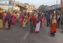 लाक डाउन का सख्ती का पालन कराने के लिए महिलाएं सड़क पर लाक डाउन का सख्ती का पालन कराने के लिए महिलाएं सड़क पर