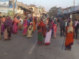 लाक डाउन का सख्ती का पालन कराने के लिए महिलाएं सड़क पर लाक डाउन का सख्ती का पालन कराने के लिए महिलाएं सड़क पर