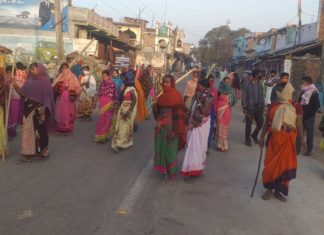 लाक डाउन का सख्ती का पालन कराने के लिए महिलाएं सड़क पर लाक डाउन का सख्ती का पालन कराने के लिए महिलाएं सड़क पर