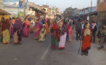 लाक डाउन का सख्ती का पालन कराने के लिए महिलाएं सड़क पर लाक डाउन का सख्ती का पालन कराने के लिए महिलाएं सड़क पर