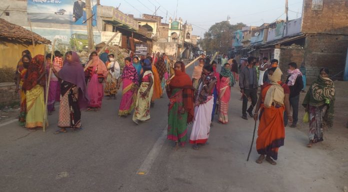 लाक डाउन का सख्ती का पालन कराने के लिए महिलाएं सड़क पर लाक डाउन का सख्ती का पालन कराने के लिए महिलाएं सड़क पर