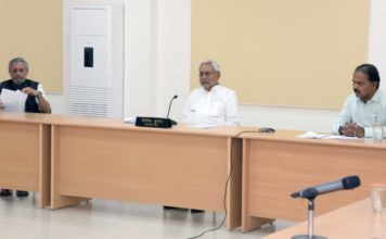 मुख्यमंत्री नीतीश कुमार ने कोरोना से निपटने के उपायों की समीक्षा की मुख्यमंत्री नीतीश कुमार ने कोरोना संक्रमण से बचाव को लेकर किए जा रहे कार्यों की अद्यतन स्थिति एवं लॉकडाउन में रोजगार सृजन को लेकर कार्यों समीक्षा की।