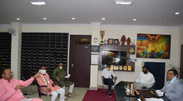 कोविड- 19 मामले जहां मिले हैं, उन क्षेत्रों में सीसीटीवी से निगरानी कोविड- 19 मामले जहां मिले हैं, उन क्षेत्रों में सीसीटीवी से निगरानी होगी। चंद्रपुरा एवं गोमिया प्रखंड में कोविड- 19 का मामला प्रकाश में आया है। उपायुक्त ने यह जानकारी दी