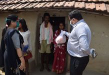 बोकारो के उपायुक्त ने किया मुआयना, खाद्य सामग्री बांटी बोकारो के उपायुक्त मुकेश कुमार एवं पुलिस अधीक्षक सुजाता कुमारी वीणापानी समेत तमाम आला अधिकारियों ने आज खाद्य सामग्री बांटी।