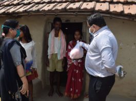 बोकारो के उपायुक्त ने किया मुआयना, खाद्य सामग्री बांटी बोकारो के उपायुक्त मुकेश कुमार एवं पुलिस अधीक्षक सुजाता कुमारी वीणापानी समेत तमाम आला अधिकारियों ने आज खाद्य सामग्री बांटी।