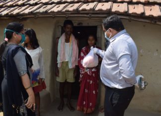 बोकारो के उपायुक्त ने किया मुआयना, खाद्य सामग्री बांटी बोकारो के उपायुक्त मुकेश कुमार एवं पुलिस अधीक्षक सुजाता कुमारी वीणापानी समेत तमाम आला अधिकारियों ने आज खाद्य सामग्री बांटी।