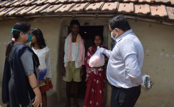 बोकारो के उपायुक्त ने किया मुआयना, खाद्य सामग्री बांटी बोकारो के उपायुक्त मुकेश कुमार एवं पुलिस अधीक्षक सुजाता कुमारी वीणापानी समेत तमाम आला अधिकारियों ने आज खाद्य सामग्री बांटी।