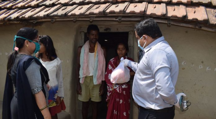 बोकारो के उपायुक्त ने किया मुआयना, खाद्य सामग्री बांटी बोकारो के उपायुक्त मुकेश कुमार एवं पुलिस अधीक्षक सुजाता कुमारी वीणापानी समेत तमाम आला अधिकारियों ने आज खाद्य सामग्री बांटी।