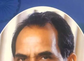 चन्द्रशेखर के बारे में अटल विहारी वाजपेयी ने क्या कहा था, जानें चन्द्रशेखर के बारे में अटल विहारी वाजपेयी ने अपने अंदाज में कहा था, ’चन्द्रशेखर जी एक कुशल वक्ता हैं, परन्तु जब ग़ुस्से में होते हैं तो और भी अच्छा बोलते हैं।’