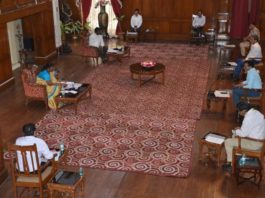 झारखंड में कोरोना के हालात की गवर्नर द्रौपदी मुर्मू ने समीक्षा की झारखंड में कोरोना के हालात की गवर्नर द्रौपदी मुर्मू ने समीक्षा की। उन्होंने कहा कि राष्ट्रपति व उपराष्ट्रपति से चिकित्सीय उपकरण के लिए अनुरोध करूंगी। वह कोरोना के बारे में राज्य के हालात की समीक्षा कर रही थीं