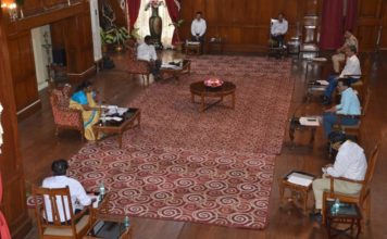 झारखंड में कोरोना के हालात की गवर्नर द्रौपदी मुर्मू ने समीक्षा की झारखंड में कोरोना के हालात की गवर्नर द्रौपदी मुर्मू ने समीक्षा की। उन्होंने कहा कि राष्ट्रपति व उपराष्ट्रपति से चिकित्सीय उपकरण के लिए अनुरोध करूंगी। वह कोरोना के बारे में राज्य के हालात की समीक्षा कर रही थीं