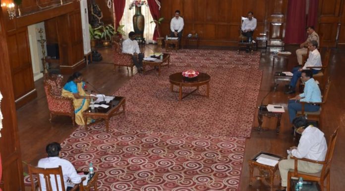 झारखंड में कोरोना के हालात की गवर्नर द्रौपदी मुर्मू ने समीक्षा की झारखंड में कोरोना के हालात की गवर्नर द्रौपदी मुर्मू ने समीक्षा की। उन्होंने कहा कि राष्ट्रपति व उपराष्ट्रपति से चिकित्सीय उपकरण के लिए अनुरोध करूंगी। वह कोरोना के बारे में राज्य के हालात की समीक्षा कर रही थीं