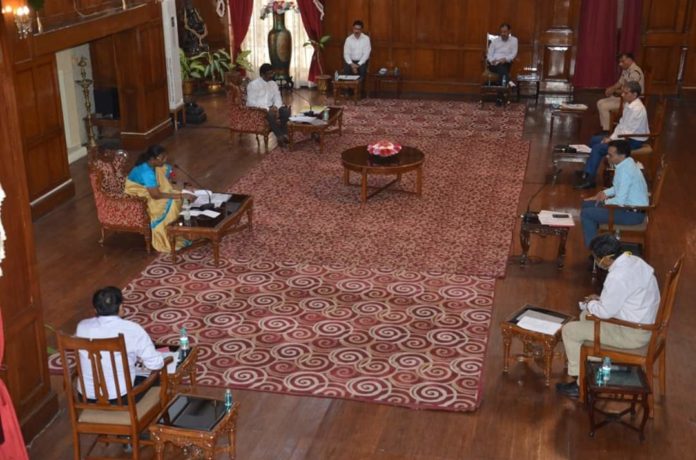 झारखंड में कोरोना के हालात की गवर्नर द्रौपदी मुर्मू ने समीक्षा की। उन्होंने कहा कि राष्ट्रपति व उपराष्ट्रपति से चिकित्सीय उपकरण के लिए अनुरोध करूंगी। वह कोरोना के बारे में राज्य के हालात की समीक्षा कर रही थीं
