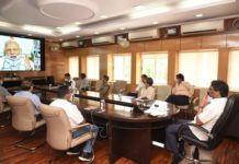 हेमंत सोरेन ने पीएम से प्रवासी झारखंडियों को वापस लाने की छूट मांगी हेमंत सोरेन ने पीएम नरेंद्र मोदी को पत्र भेज कर कहा है कि दूसरे राज्यों की तरह प्रवासी झारखंडियों को भी झारखंड लाने की छूट सरकार को दी जाये। पीएम के साथ वीडियो कान्फ्रेंसिंग के बाद उन्होंने पत्र की जानकारी मीडिया को दी