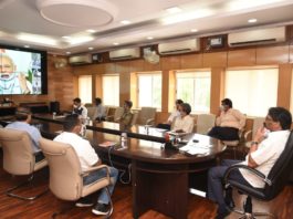 हेमंत सोरेन ने पीएम से प्रवासी झारखंडियों को वापस लाने की छूट मांगी हेमंत सोरेन ने पीएम नरेंद्र मोदी को पत्र भेज कर कहा है कि दूसरे राज्यों की तरह प्रवासी झारखंडियों को भी झारखंड लाने की छूट सरकार को दी जाये। पीएम के साथ वीडियो कान्फ्रेंसिंग के बाद उन्होंने पत्र की जानकारी मीडिया को दी