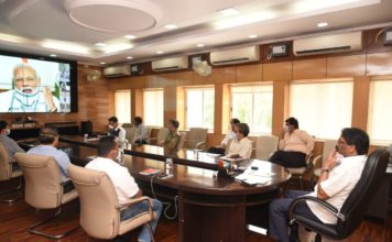 हेमंत सोरेन ने पीएम से प्रवासी झारखंडियों को वापस लाने की छूट मांगी हेमंत सोरेन ने पीएम नरेंद्र मोदी को पत्र भेज कर कहा है कि दूसरे राज्यों की तरह प्रवासी झारखंडियों को भी झारखंड लाने की छूट सरकार को दी जाये। पीएम के साथ वीडियो कान्फ्रेंसिंग के बाद उन्होंने पत्र की जानकारी मीडिया को दी