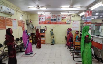 जन धन योजना के 20 हजार महिला खाताधारकों को मिली रकम जन धन योजना के तहत 20 हजार महिला खाताधारकों ने शिवहर जिले के विभिन्न बैंकों से अब तक राहत राशि की निकासी की है।