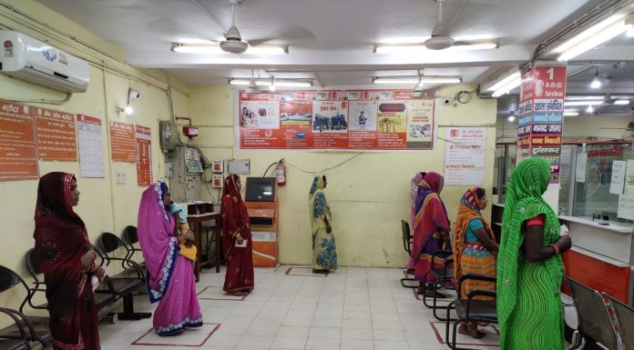 जन धन योजना के 20 हजार महिला खाताधारकों को मिली रकम जन धन योजना के तहत 20 हजार महिला खाताधारकों ने शिवहर जिले के विभिन्न बैंकों से अब तक राहत राशि की निकासी की है।