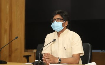 झारखंड में अब खुल जाएंगी शराब की दुकानें, मिल गयी छूट कोरोना के मद्देनजर झारखंड सरकार ने अगले आदेश तक स्कूलों को बंद रखने का फैसला किया है। सीएम हेमंत सोरेन ने इस बाबत आज बैठक की थी।