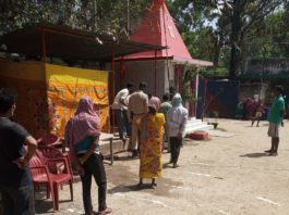 कोविड-19 से बचाव के लिए झारखंड का दिल्ली में कॉल सेंटर कोविड-19 की आपदा के समय हर दिन बेहतर योगदान झारखंड पुलिस का। रांची सदर थाना में सोशल डिस्टेंस मेंटेन कर आज भी खिलाया जा रहा है खाना।