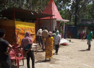 कोविड-19 से बचाव के लिए झारखंड का दिल्ली में कॉल सेंटर कोविड-19 की आपदा के समय हर दिन बेहतर योगदान झारखंड पुलिस का। रांची सदर थाना में सोशल डिस्टेंस मेंटेन कर आज भी खिलाया जा रहा है खाना।