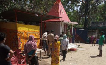 कोविड-19 से बचाव के लिए झारखंड का दिल्ली में कॉल सेंटर कोविड-19 की आपदा के समय हर दिन बेहतर योगदान झारखंड पुलिस का। रांची सदर थाना में सोशल डिस्टेंस मेंटेन कर आज भी खिलाया जा रहा है खाना।