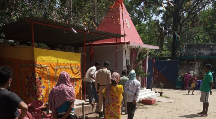 कोविड-19 से बचाव के लिए झारखंड का दिल्ली में कॉल सेंटर कोविड-19 की आपदा के समय हर दिन बेहतर योगदान झारखंड पुलिस का। रांची सदर थाना में सोशल डिस्टेंस मेंटेन कर आज भी खिलाया जा रहा है खाना।