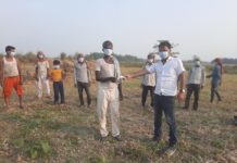 कोरोना से बचाव के लिए मुखिया ने मजदूरों के बीच बांटा मास्क कोरोना से बचाव के लिए शिवहर जिले के एक मुखिया धर्मेंद्र सिंह ने खेत में काम कर रहे मजदूरों के बीच मास्क बांट कर उन्हें सुरक्षा का संदेश दिया।