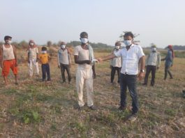 कोरोना से बचाव के लिए मुखिया ने मजदूरों के बीच बांटा मास्क कोरोना से बचाव के लिए शिवहर जिले के एक मुखिया धर्मेंद्र सिंह ने खेत में काम कर रहे मजदूरों के बीच मास्क बांट कर उन्हें सुरक्षा का संदेश दिया।