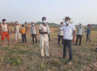 कोरोना से बचाव के लिए मुखिया ने मजदूरों के बीच बांटा मास्क कोरोना से बचाव के लिए शिवहर जिले के एक मुखिया धर्मेंद्र सिंह ने खेत में काम कर रहे मजदूरों के बीच मास्क बांट कर उन्हें सुरक्षा का संदेश दिया।