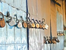 लाक डाउन 17 मई तक बढ़ा, स्पेशल ट्रेनों से लौटेंगे बाहर फंसे लोग लॉक डाउन- 4 को जारी रखने का फैसला केंद्र सरकार ने किया है। राज्य अपने हिसाब से रेड, आरेंज व ग्रीन जोन का निर्धारण कर सकेंगे।