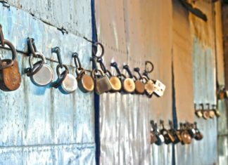 प्रवासी अब अपने घर लौट सकेंगे, गृह मंत्रालय ने सशर्त दी इजाजत लॉक डाउन- 4 को जारी रखने का फैसला केंद्र सरकार ने किया है। राज्य अपने हिसाब से रेड, आरेंज व ग्रीन जोन का निर्धारण कर सकेंगे।