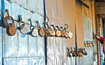 लाक डाउन 17 मई तक बढ़ा, स्पेशल ट्रेनों से लौटेंगे बाहर फंसे लोग लॉक डाउन- 4 को जारी रखने का फैसला केंद्र सरकार ने किया है। राज्य अपने हिसाब से रेड, आरेंज व ग्रीन जोन का निर्धारण कर सकेंगे।