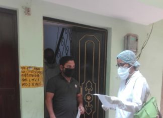 कोरोना से बचाव को लेकर जागरूक कर रहीं आंगनबाड़ी कार्यकर्ता कोरोना वायरस के संक्रमण से इंसानी जिंदगी को बचाने के लिए केंद्र एवं राज्य सरकार हर संभव प्रयास में जुटी हैं। यूपी में आंगनबाड़ी कार्यकर्ता भी जुटी हैं।