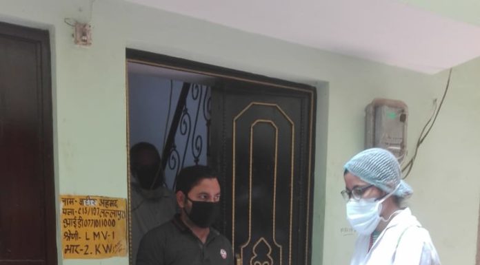 कोरोना से बचाव को लेकर जागरूक कर रहीं आंगनबाड़ी कार्यकर्ता कोरोना वायरस के संक्रमण से इंसानी जिंदगी को बचाने के लिए केंद्र एवं राज्य सरकार हर संभव प्रयास में जुटी हैं। यूपी में आंगनबाड़ी कार्यकर्ता भी जुटी हैं।