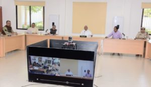 कोरोना संक्रमण के बारे में एक्सपर्ट डाक्टरों से वीडियो कॉन्फ्रेंसिंग के माध्यम से अद्यतन स्थिति की जानकारी लेते नीतीश कुमार।
