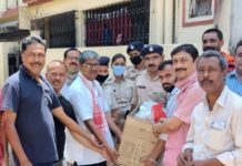 लॉकडाउन से प्रभावित गरीब-बेघरों को 12वें दिन खाना खिलाया लॉकडाउन से प्रभावित गरीब एवं बेघर लोगो की मदद के लिए आज लगातार 12 वें दिन भी लोगों को 100 लोगों को भोजन कराया गया।