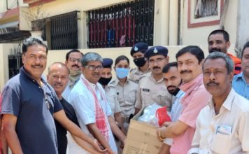 लॉकडाउन से प्रभावित गरीब-बेघरों को 12वें दिन खाना खिलाया लॉकडाउन से प्रभावित गरीब एवं बेघर लोगो की मदद के लिए आज लगातार 12 वें दिन भी लोगों को 100 लोगों को भोजन कराया गया।